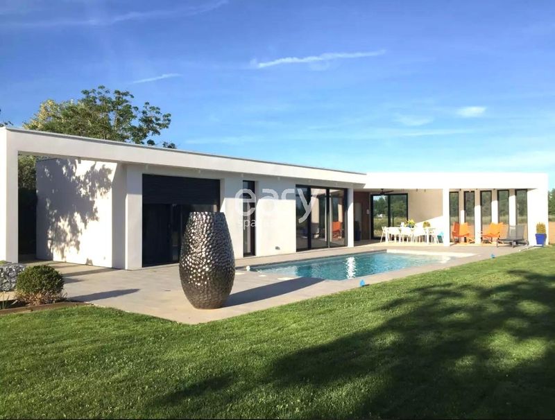 Filming location specifically situated in the city of Toulouse